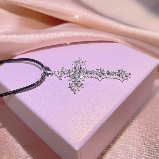 925スターリングシルバークロスネックレス女性用シンプルクロスペンダントライトラグジュアリーニッチデザインセンス鎖骨チェーン