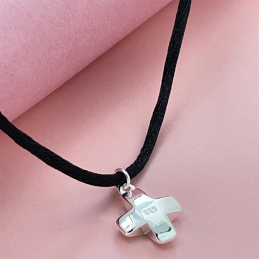 絶妙な925シルバージュエリー、黒いロープが付いた短いクロスペンダント、普段使いにもギフトにも最適