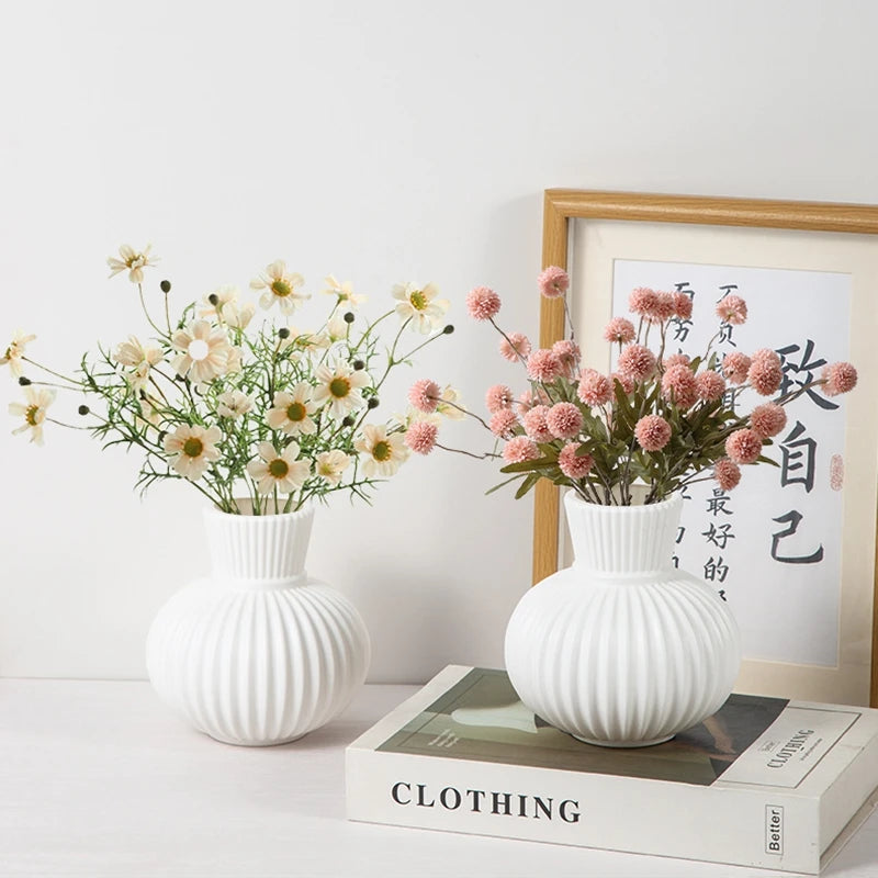 白い花瓶 プラスチック製フラワーボトル 花瓶 花瓶 装飾 ホームデスクアクセサリー 部屋の装飾 インテリアアクセサリー