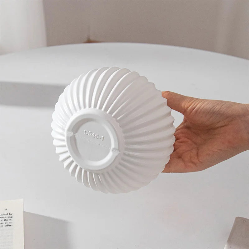 白い花瓶 プラスチック製フラワーボトル 花瓶 花瓶 装飾 ホームデスクアクセサリー 部屋の装飾 インテリアアクセサリー