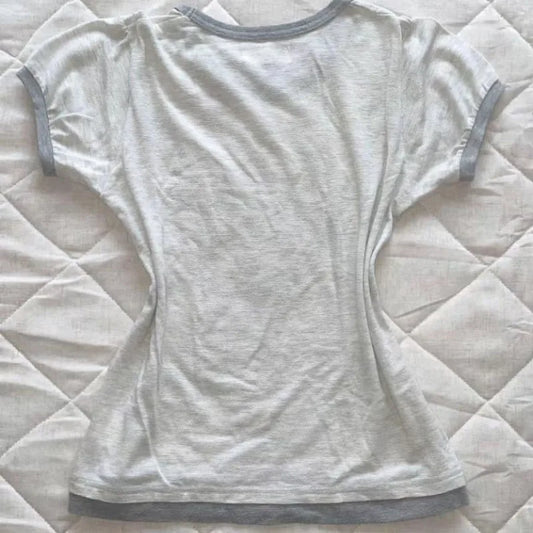 レディース かわいいフェイクツーTシャツ 日本のレトロサブカルチャー グレーTシャツ 人気のかわいい漫画プリントTシャツ 女性用 原宿系 スイートトップ