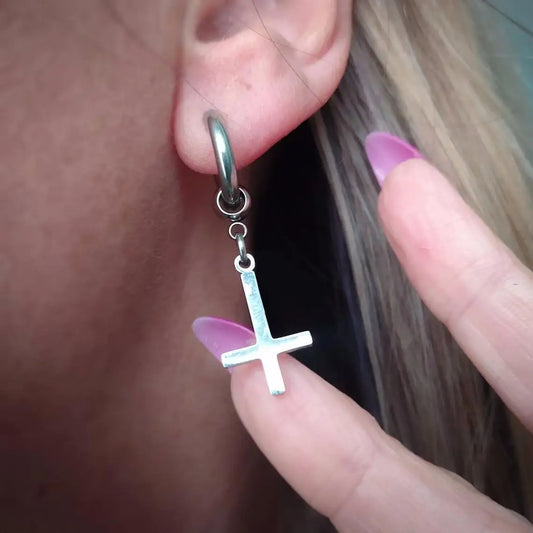 ゴシッククロスペンダントイヤリング レディース メンズ ファッション 韓国 パンク ジュエリー アクセサリー シルバー 逆十字 オルタナティブ イヤーフック