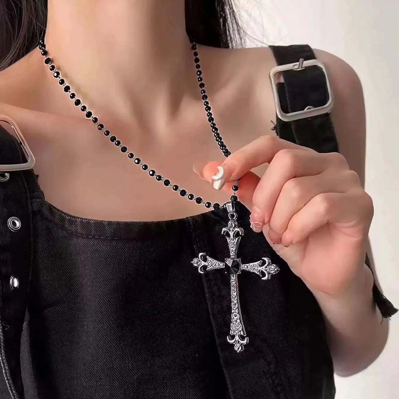 ゴシッククロスネックレス レディース メンズ ヴィンテージ ロングレイヤードペンダントネックレス ダーク 美的 チョーカー パンク Y2K ジュエリー アクセサリー