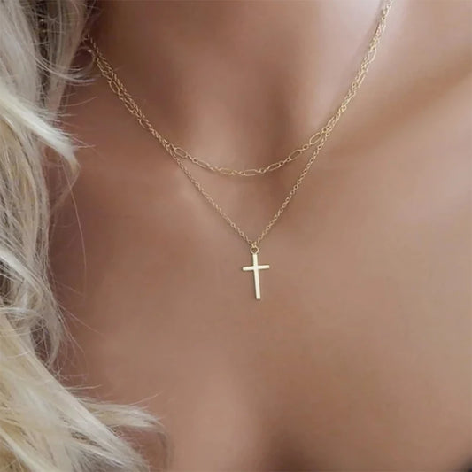 パーソナライズされたステンレススチールのメタルクロスネックレスは、男性と女性の日常使いに最適なシンプルでエレガントなジュエリーギフトです。