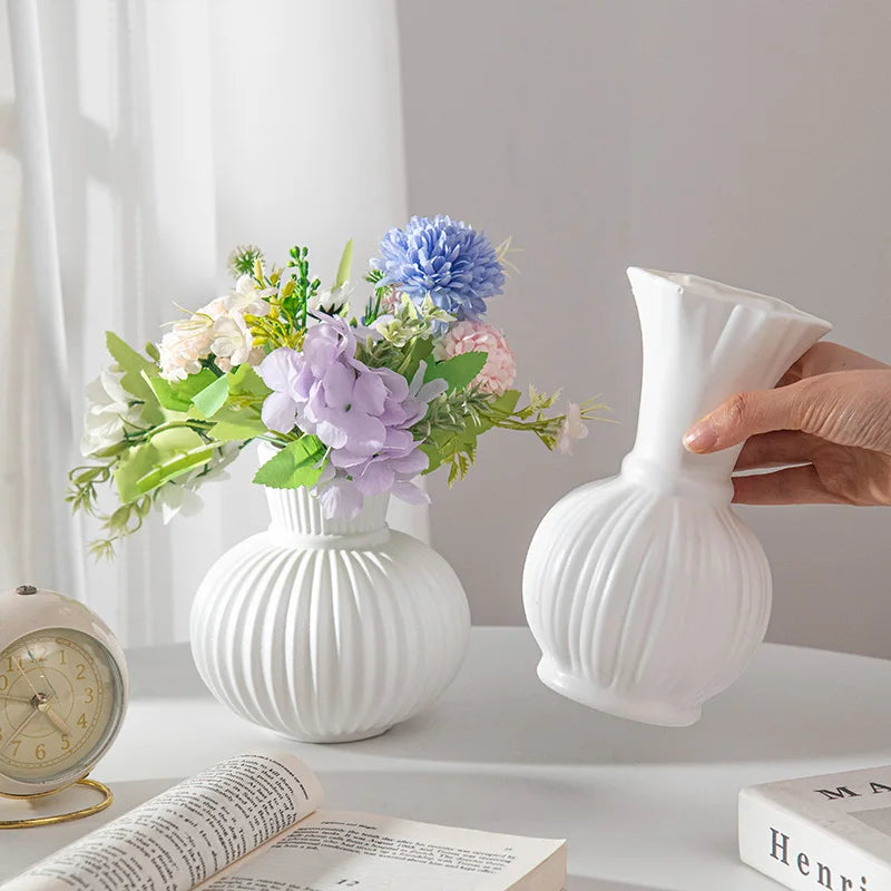 白い花瓶 プラスチック製フラワーボトル 花瓶 花瓶 装飾 ホームデスクアクセサリー 部屋の装飾 インテリアアクセサリー