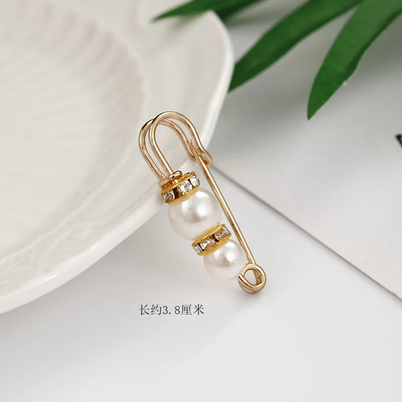 Women New Skirt Waist Artifact Waist Pin Cute Imitation Pearl Rhinestone Brooch Anti-lighting Pin Jewelry H1379