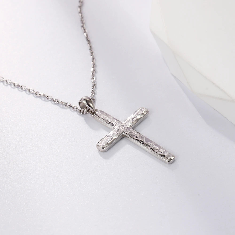 925スターリングシルバー ハンマー加工クロスネックレス クリスチャンペンダント インスピレーションを与える宗教ジュエリー 女性 友人 娘へのギフト