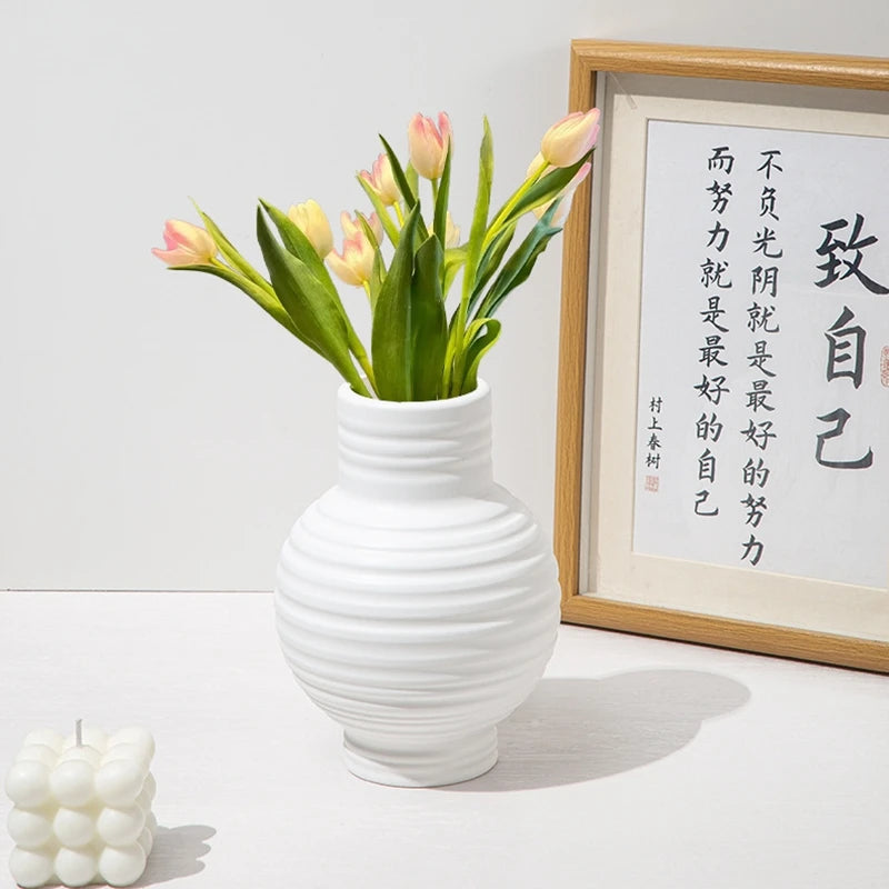 白い花瓶 プラスチック製フラワーボトル 花瓶 花瓶 装飾 ホームデスクアクセサリー 部屋の装飾 インテリアアクセサリー