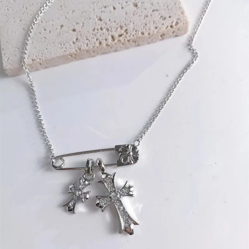 ファッションクロスジルコンペーパークリップペンダントネックレスレディースメンズ軽量ラグジュアリー多用途鎖骨ネックレスゴシッククロスネックレス