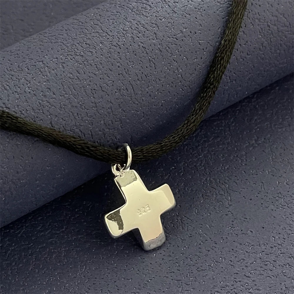 絶妙な925シルバージュエリー、黒いロープが付いた短いクロスペンダント、普段使いにもギフトにも最適