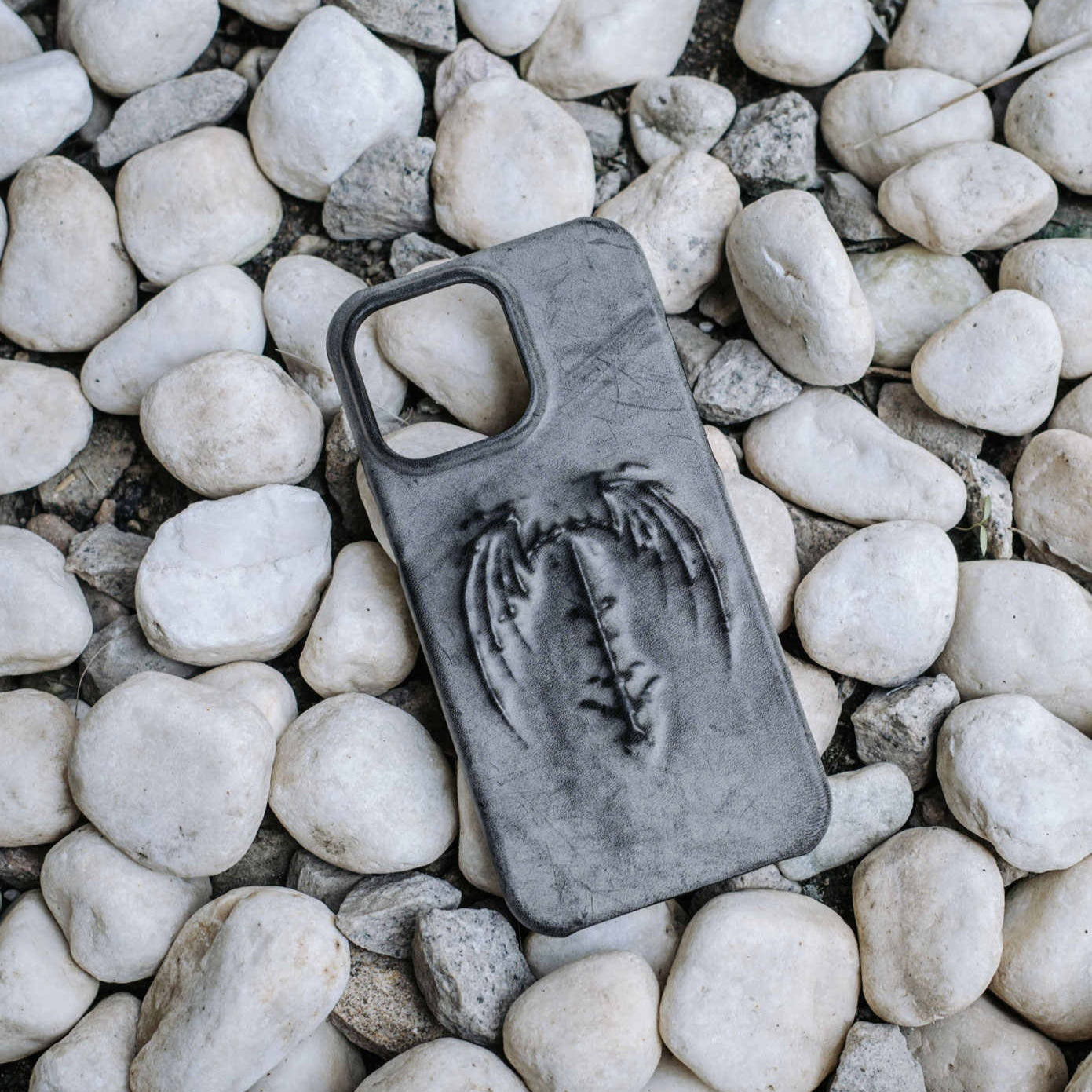 レトロゴシックな吸血鬼コウモリの羽根エンボス加工ダークスタイルスマホケース