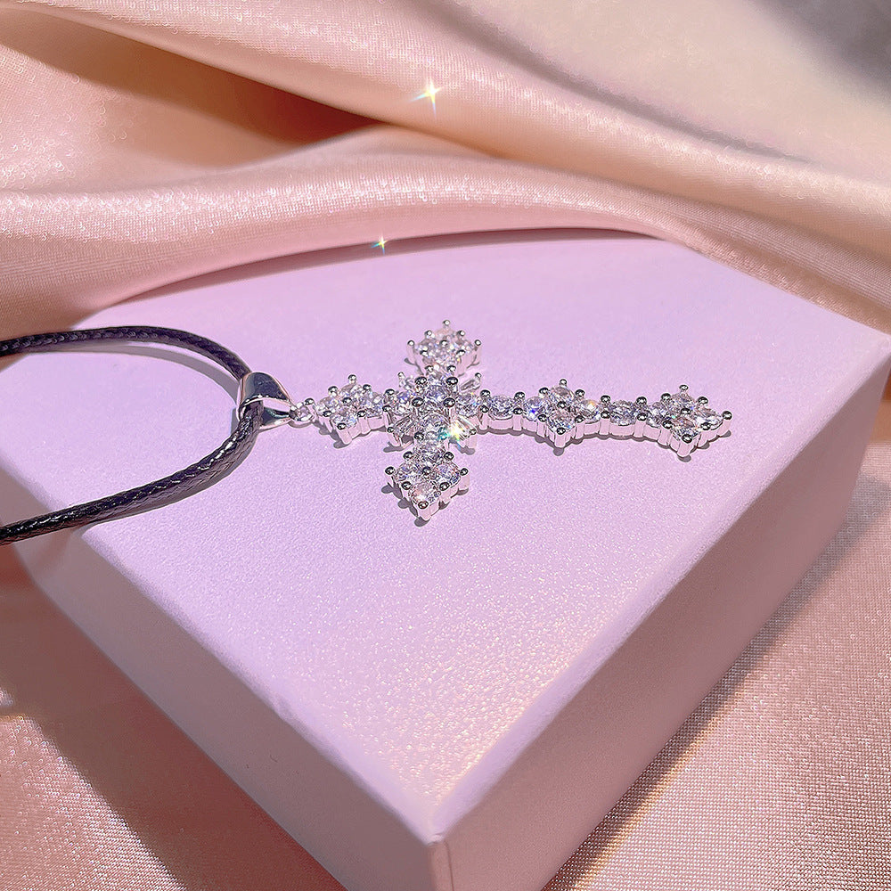 925スターリングシルバークロスネックレス女性用シンプルクロスペンダントライトラグジュアリーニッチデザインセンス鎖骨チェーン