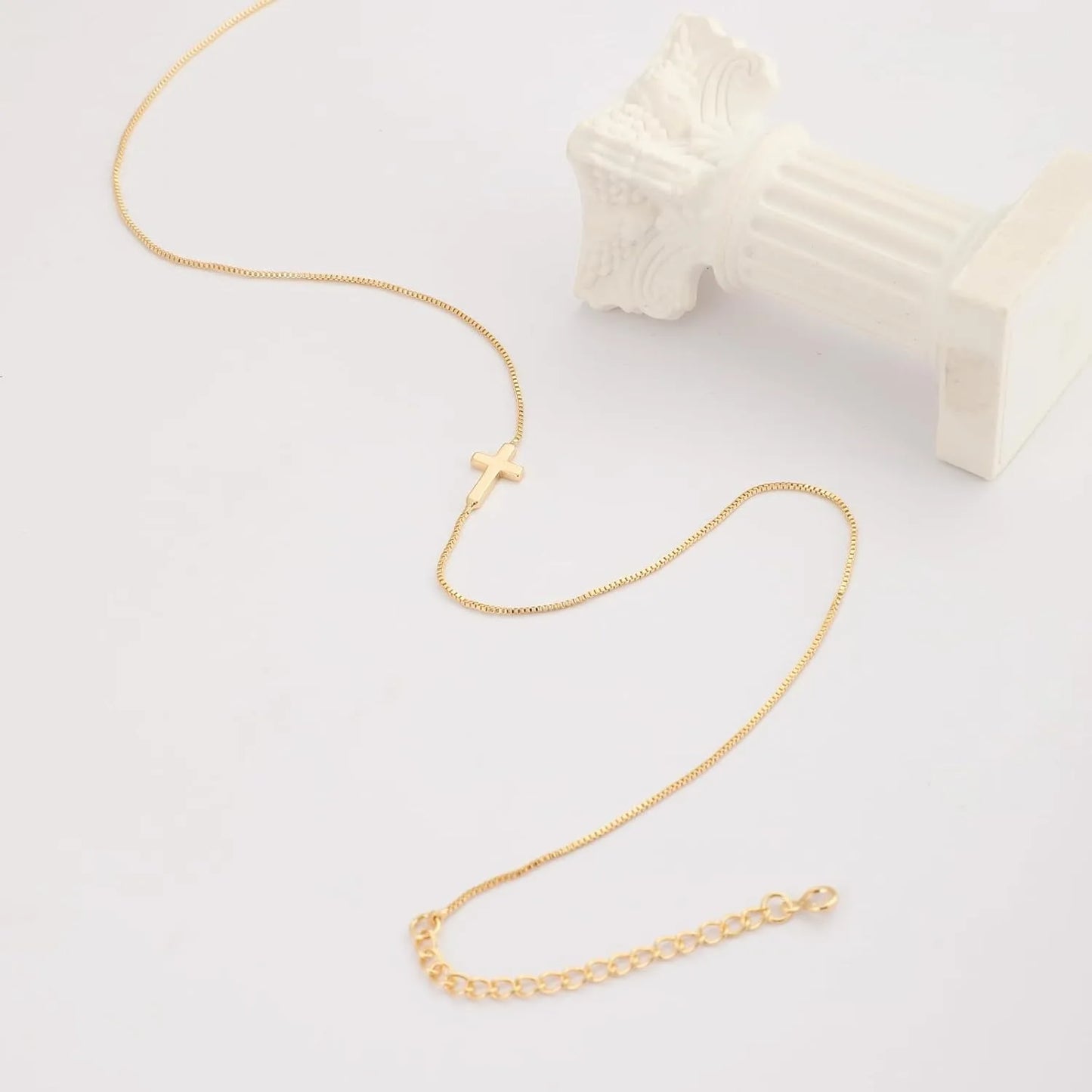 女性用クロスネックレス 14Kゴールドメッキ 小さなクロスペンダント チョーカー シンプル トレンディ チャームチェーンネックレス ジュエリー 宗教的ギフト