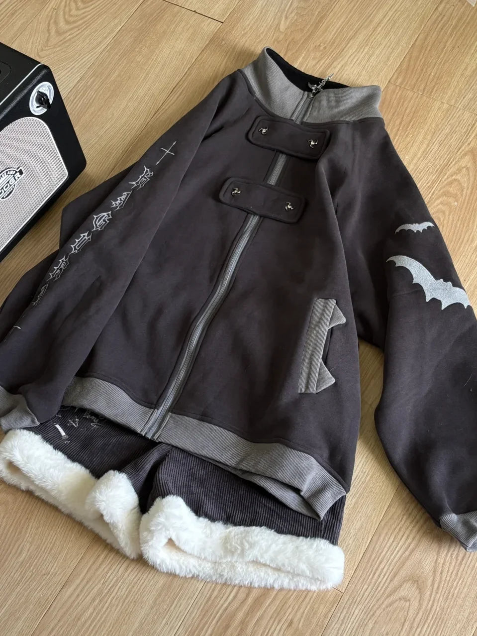 日本のサブカルチャー コウモリプリント スタンドカラー ゆったり スウェットシャツ プラッシュライナー 厚手 冬服 レディース ジップアップコート Y2K トップス