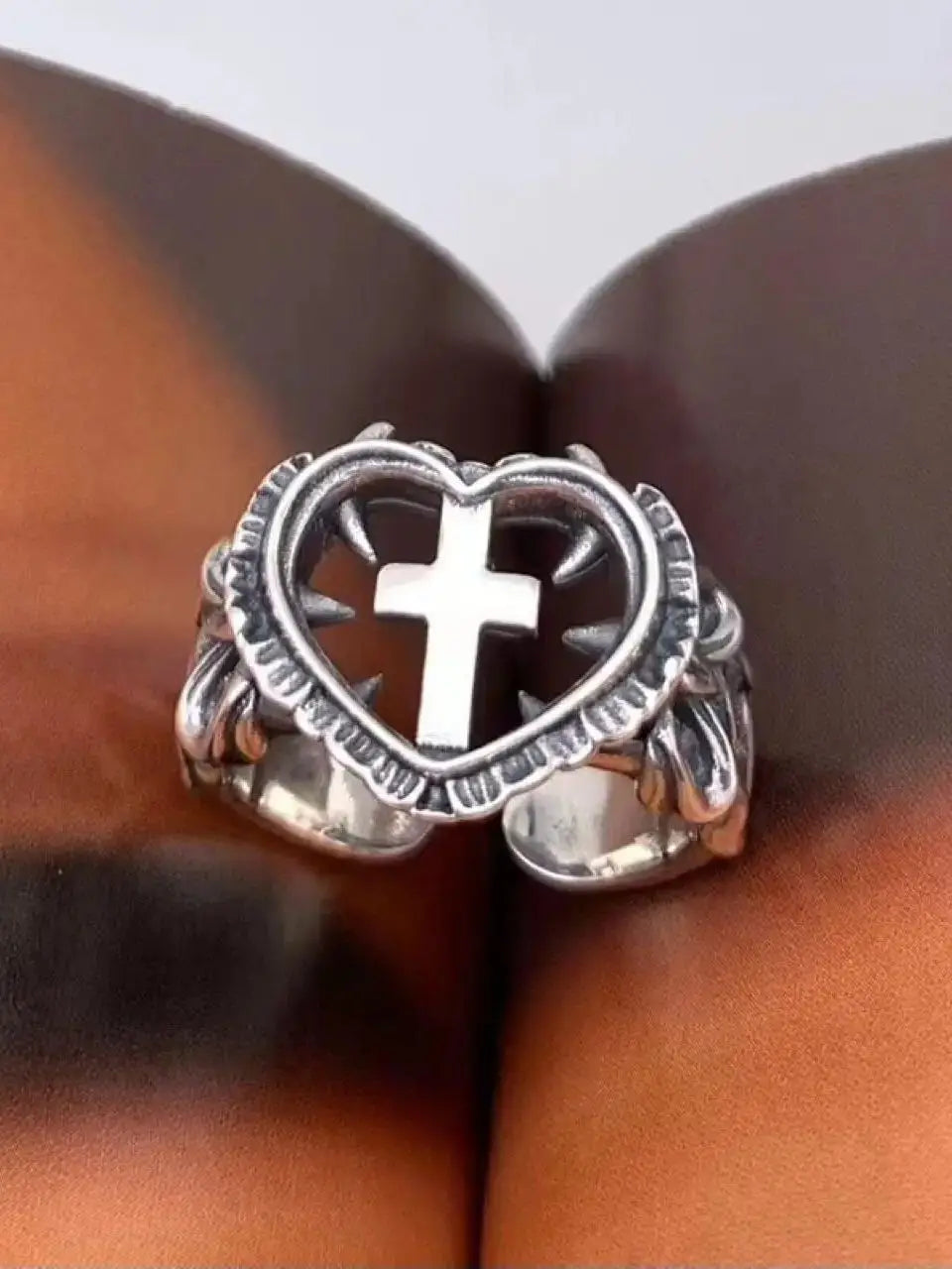 ゴシック デスクロス ハートリング レディース メンズ ファッション パンク パーティー ジュエリー アクセサリー ギフト ヴィンテージ 中空ハート 調節可能リング 新品