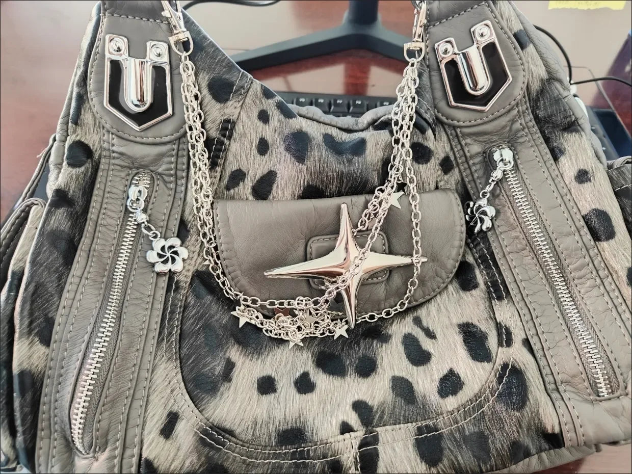 グレーのヒョウ柄ハンドバッグ クロススター サブカルチャー Y2K ショルダーバッグ ホットガール トートバッグ 大容量 ポータブルメッセンジャーバッグ 2024年新作