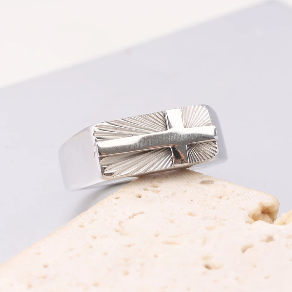 男性用ステンレススチール製クロスリング。シルバーとゴールドトーン、美しいサンバーストパターン。