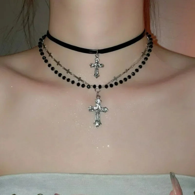 女性・男性・恋人向けヴィンテージ マルチレイヤービーズネックレス ゴシックパンク Y2K メタルクロスペンダントネックレス 90年代 EMO チャームジュエリーギフト