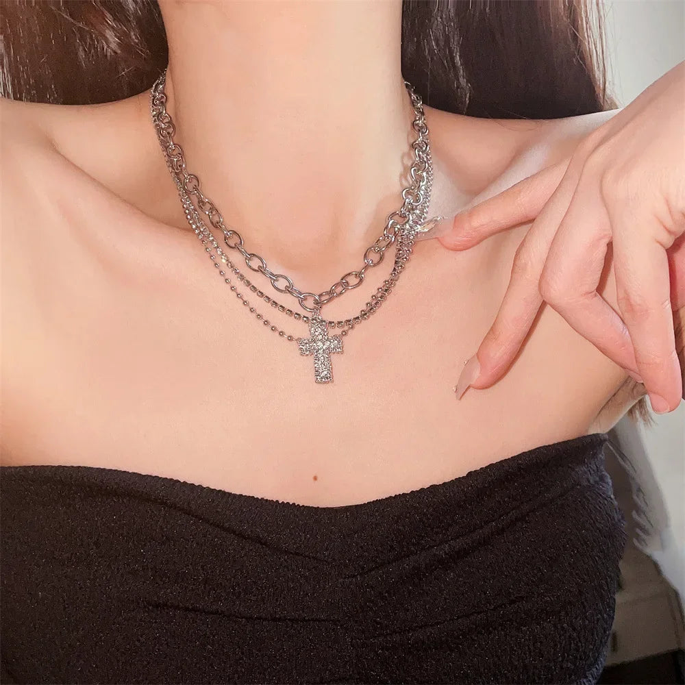 女性用クロスペンダントネックレス ゴシック Y2K スタイル マルチレイヤー ジルコン 鎖骨チェーン 誕生日パーティー ファインジュエリーアクセサリー