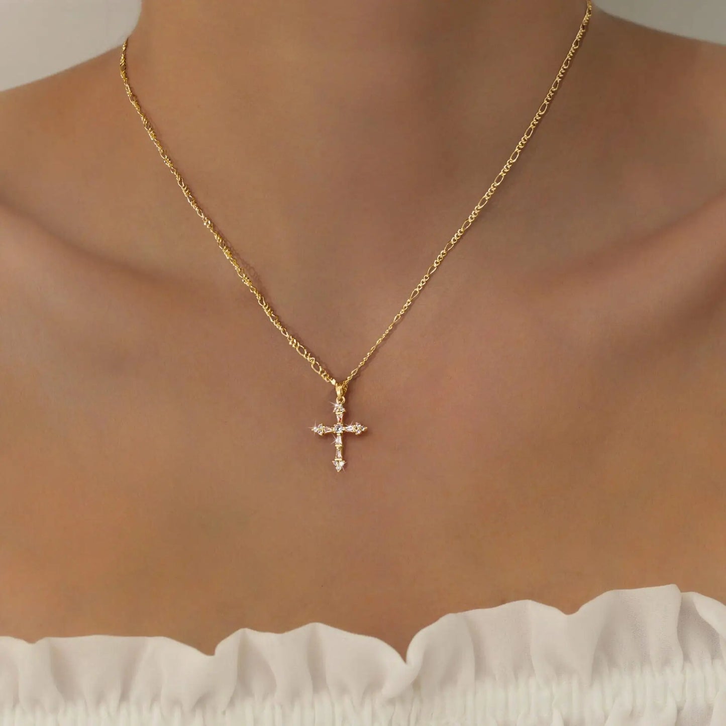 女性用クロスジュエリーネックレス 14Kゴールドメッキペンダントネックレス トレンディな小さなクロスチャームネックレス シンプルでキュートなチョーカーネックレス