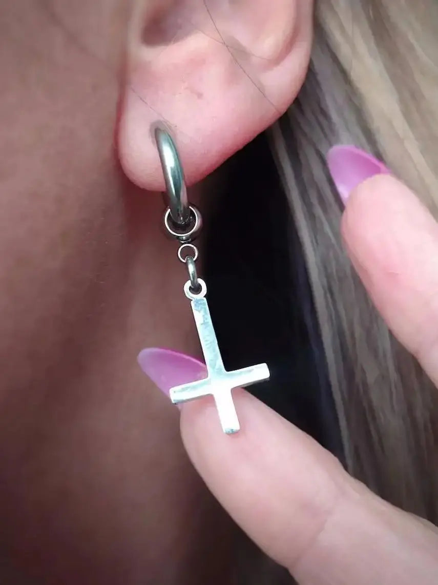 ゴシッククロスペンダントイヤリング レディース メンズ ファッション 韓国 パンク ジュエリー アクセサリー シルバー 逆十字 オルタナティブ イヤーフック