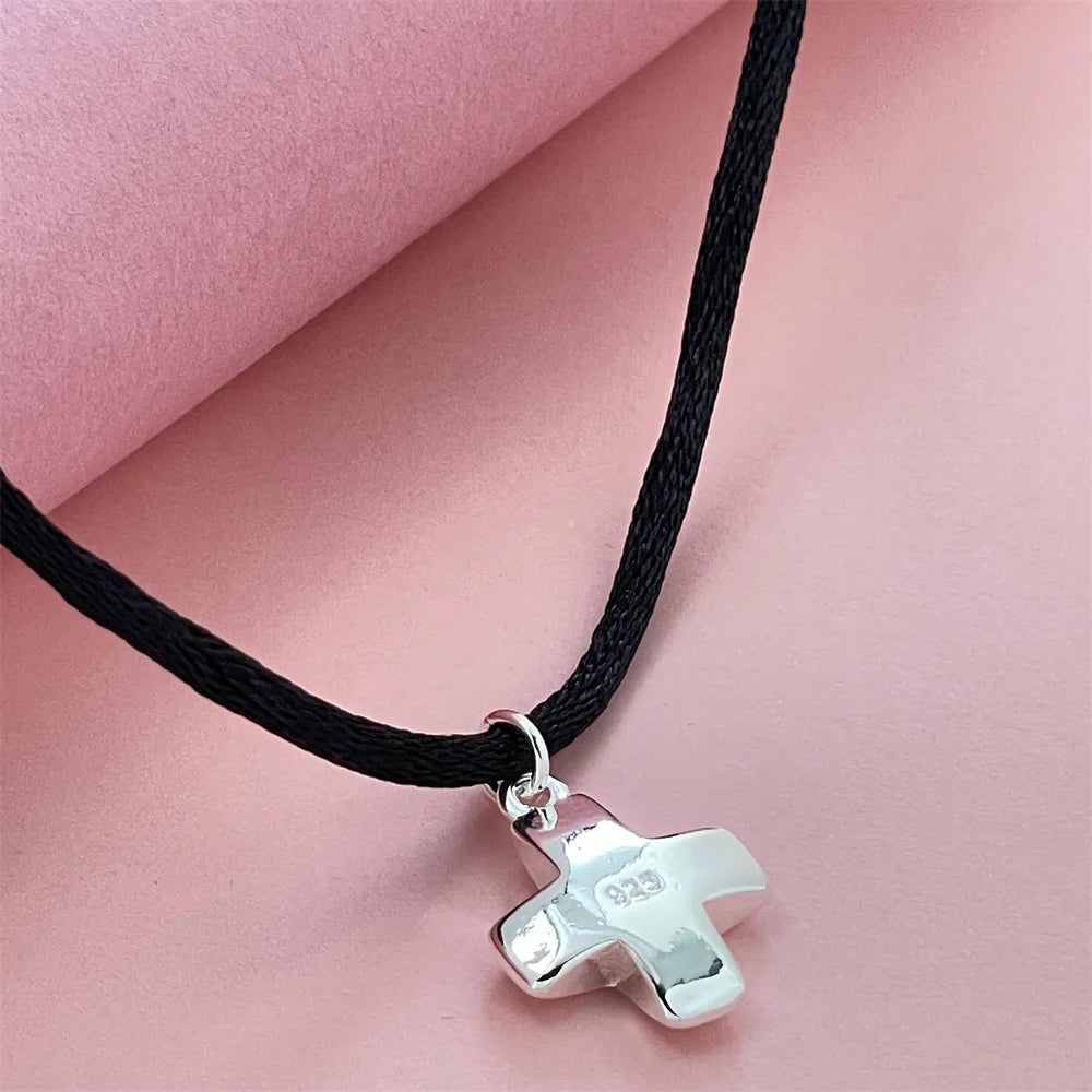 絶妙な925シルバージュエリー、黒いロープが付いた短いクロスペンダント、普段使いにもギフトにも最適