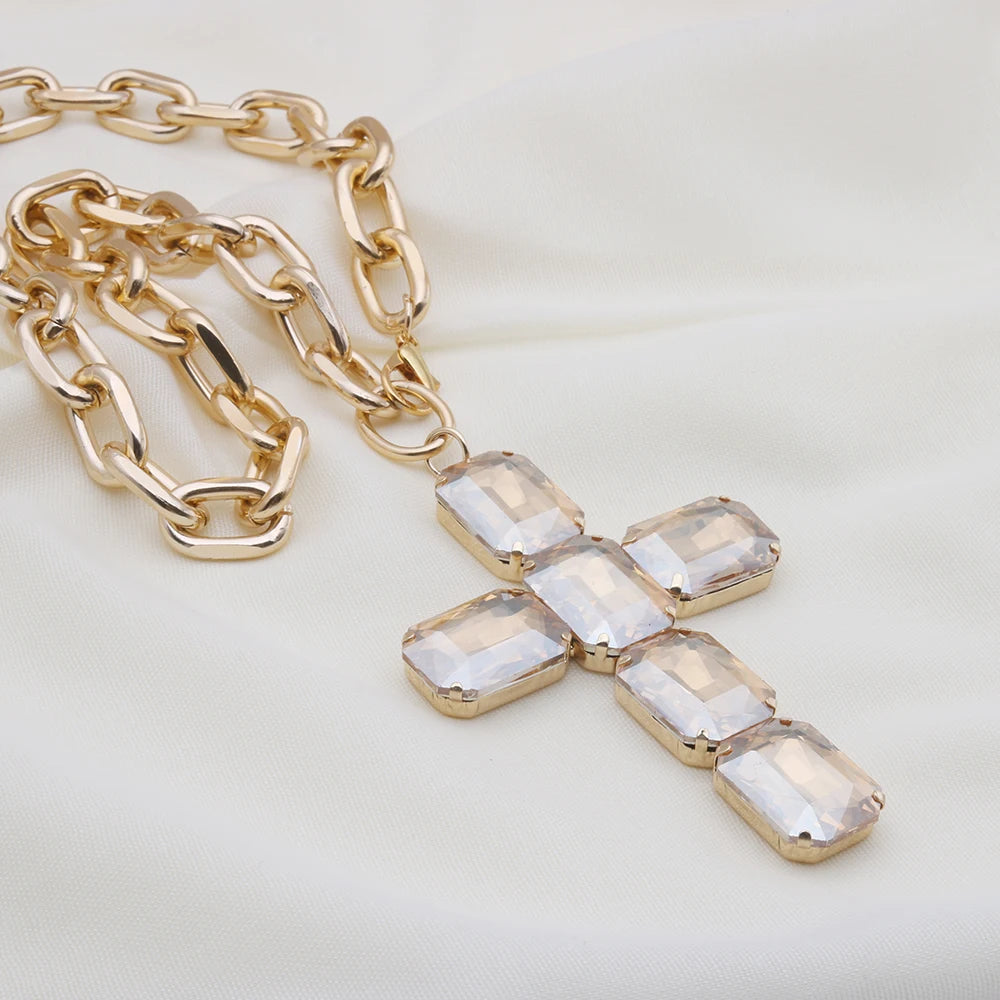 ファッショナブルで誇張された大きなガラスのクロスネックレスペンダント、豪華なクリスマスギフトジュエリー