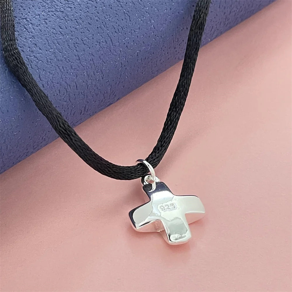 絶妙な925シルバージュエリー、黒いロープが付いた短いクロスペンダント、普段使いにもギフトにも最適
