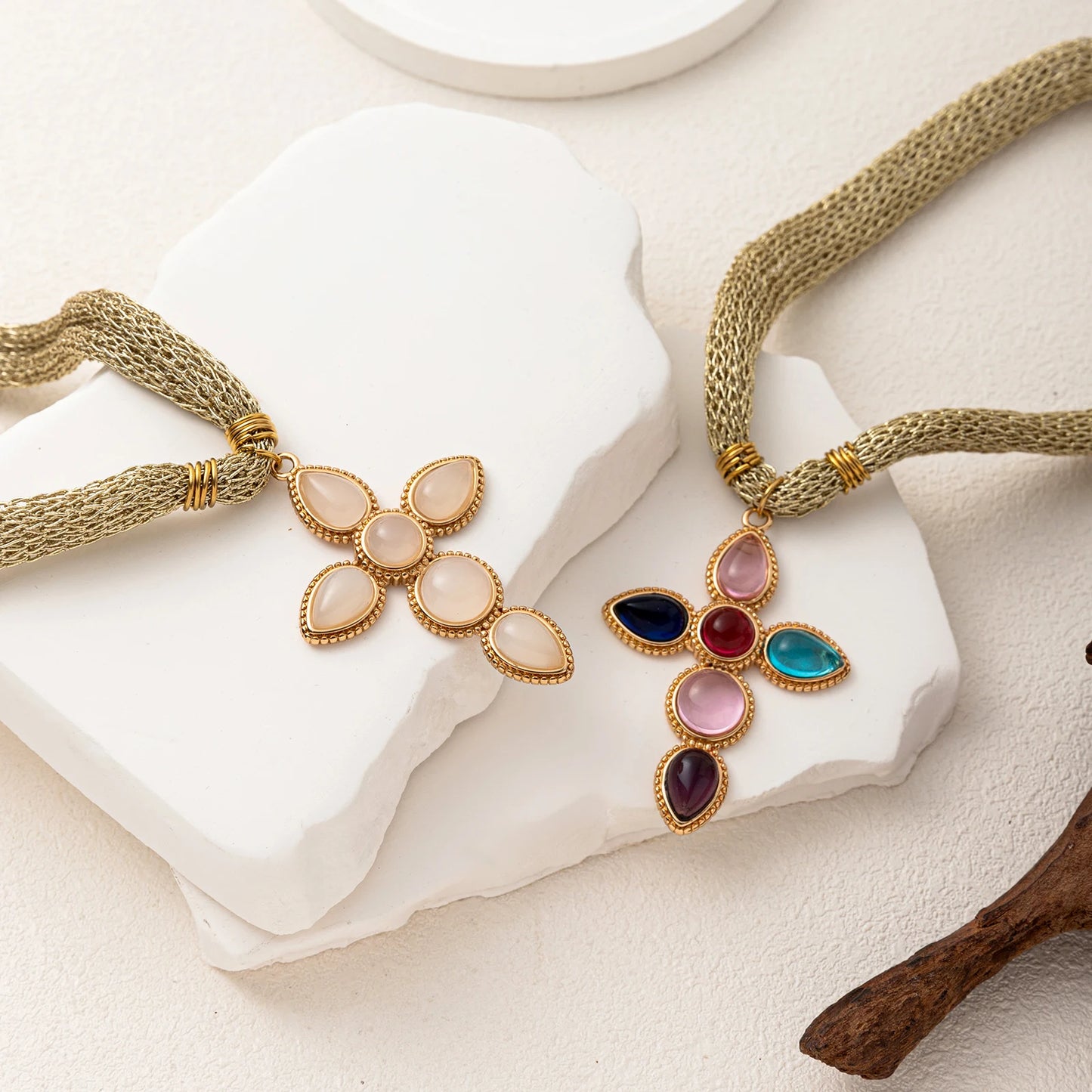 高級感のあるファッショナブルでトレンディなクロスペンダントネックレスと、ダイヤモンドをあしらった女性用鎖骨チェーンネックレス