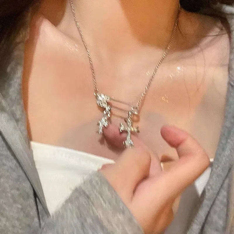 ファッションクロスジルコンペーパークリップペンダントネックレスレディースメンズ軽量ラグジュアリー多用途鎖骨ネックレスゴシッククロスネックレス