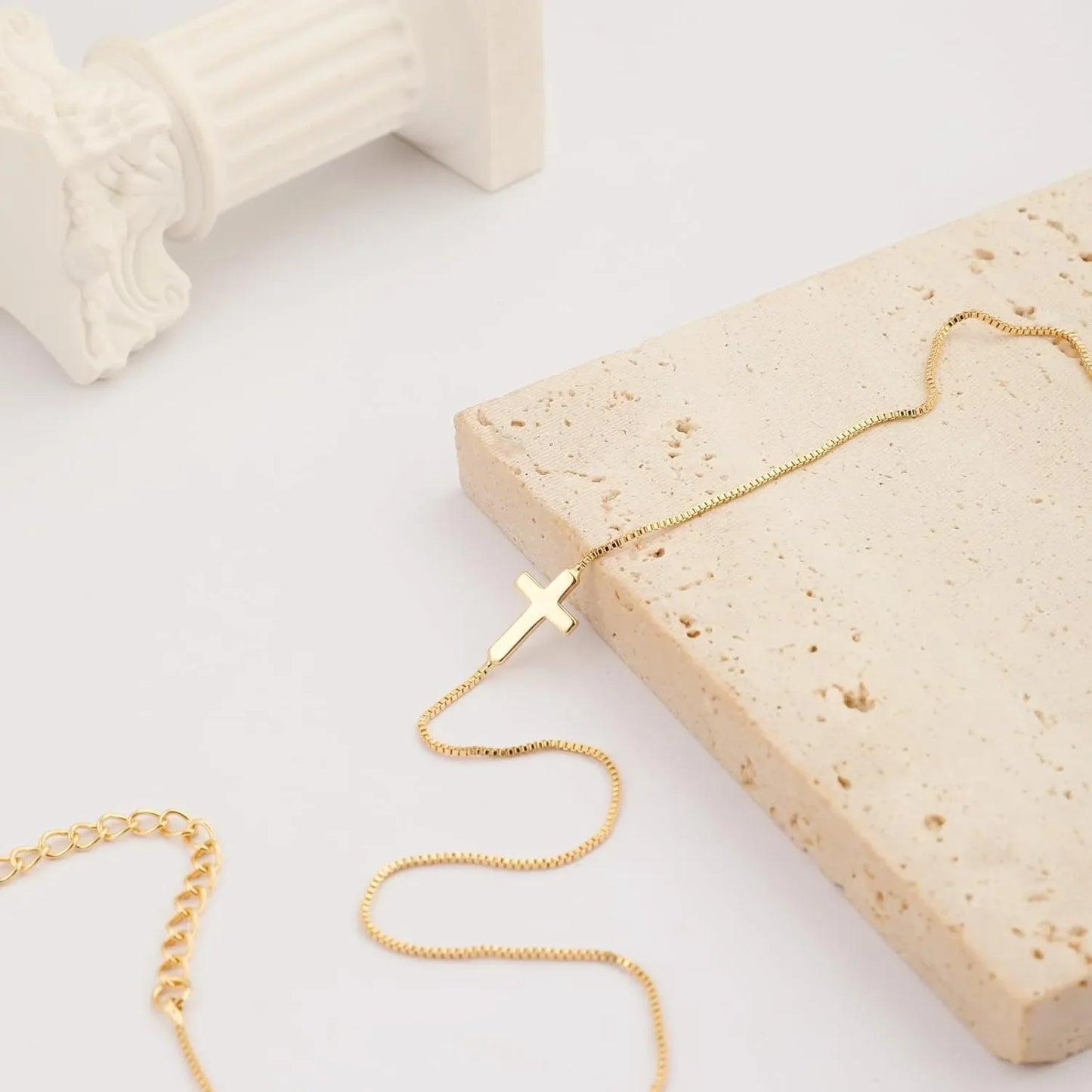 女性用クロスネックレス 14Kゴールドメッキ 小さなクロスペンダント チョーカー シンプル トレンディ チャームチェーンネックレス ジュエリー 宗教的ギフト