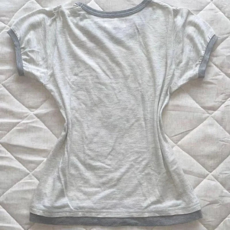 レディース かわいいフェイクツーTシャツ 日本のレトロサブカルチャー グレーTシャツ 人気のかわいい漫画プリントTシャツ 女性用 原宿系 スイートトップ