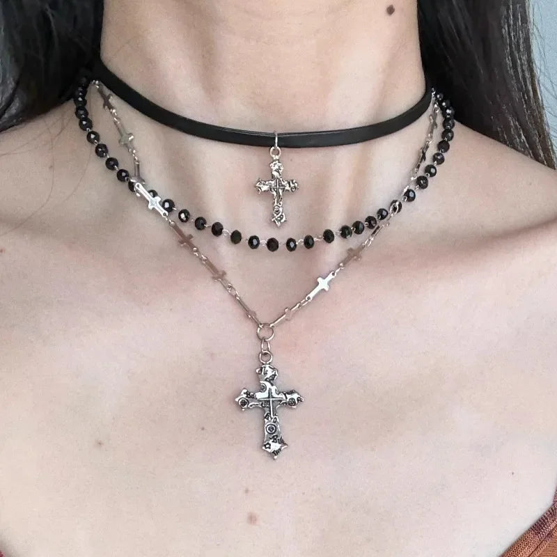 女性・男性・恋人向けヴィンテージ マルチレイヤービーズネックレス ゴシックパンク Y2K メタルクロスペンダントネックレス 90年代 EMO チャームジュエリーギフト
