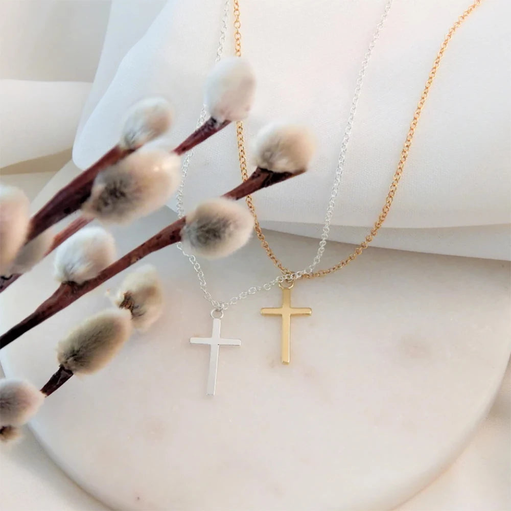 パーソナライズされたステンレススチールのメタルクロスネックレスは、男性と女性の日常使いに最適なシンプルでエレガントなジュエリーギフトです。