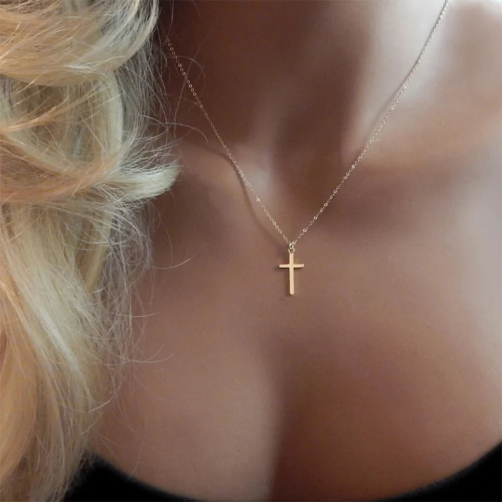 パーソナライズされたステンレススチールのメタルクロスネックレスは、男性と女性の日常使いに最適なシンプルでエレガントなジュエリーギフトです。