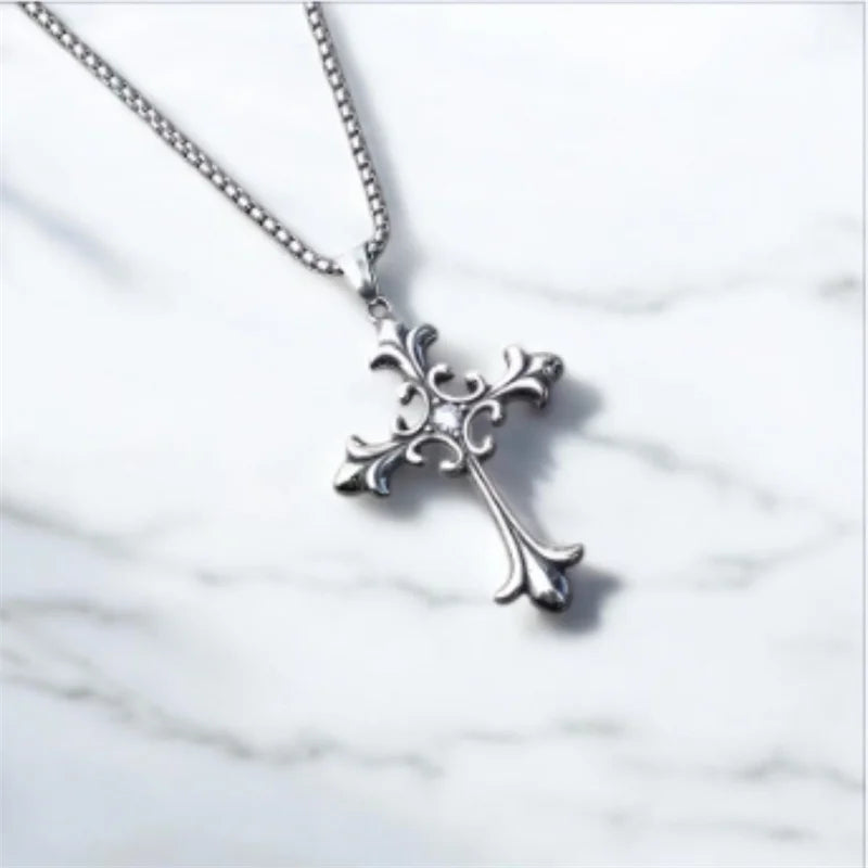 ヨーロッパとアメリカのファッションパーソナリティレトロゴシッククロスネックレス男性と女性ストリートヒップホップトレンドセッター多用途Pe