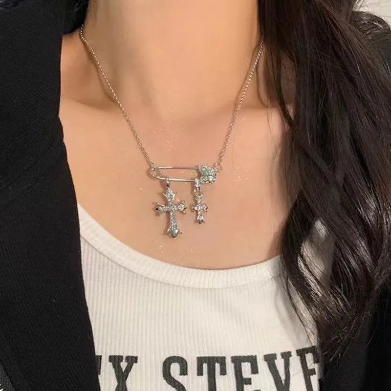 ファッションクロスジルコンペーパークリップペンダントネックレスレディースメンズ軽量ラグジュアリー多用途鎖骨ネックレスゴシッククロスネックレス