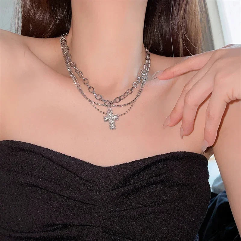 女性用クロスペンダントネックレス ゴシック Y2K スタイル マルチレイヤー ジルコン 鎖骨チェーン 誕生日パーティー ファインジュエリーアクセサリー
