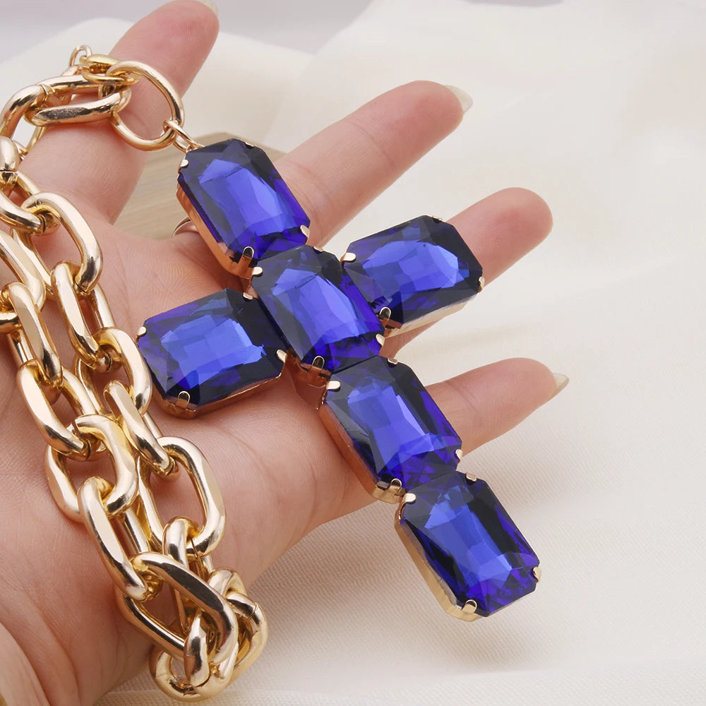 ファッショナブルで誇張された大きなガラスのクロスネックレスペンダント、豪華なクリスマスギフトジュエリー