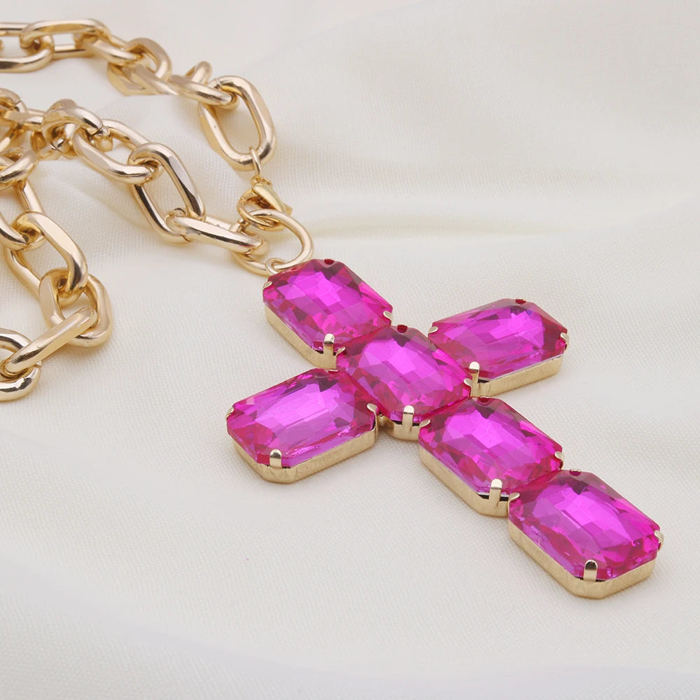 ファッショナブルで誇張された大きなガラスのクロスネックレスペンダント、豪華なクリスマスギフトジュエリー