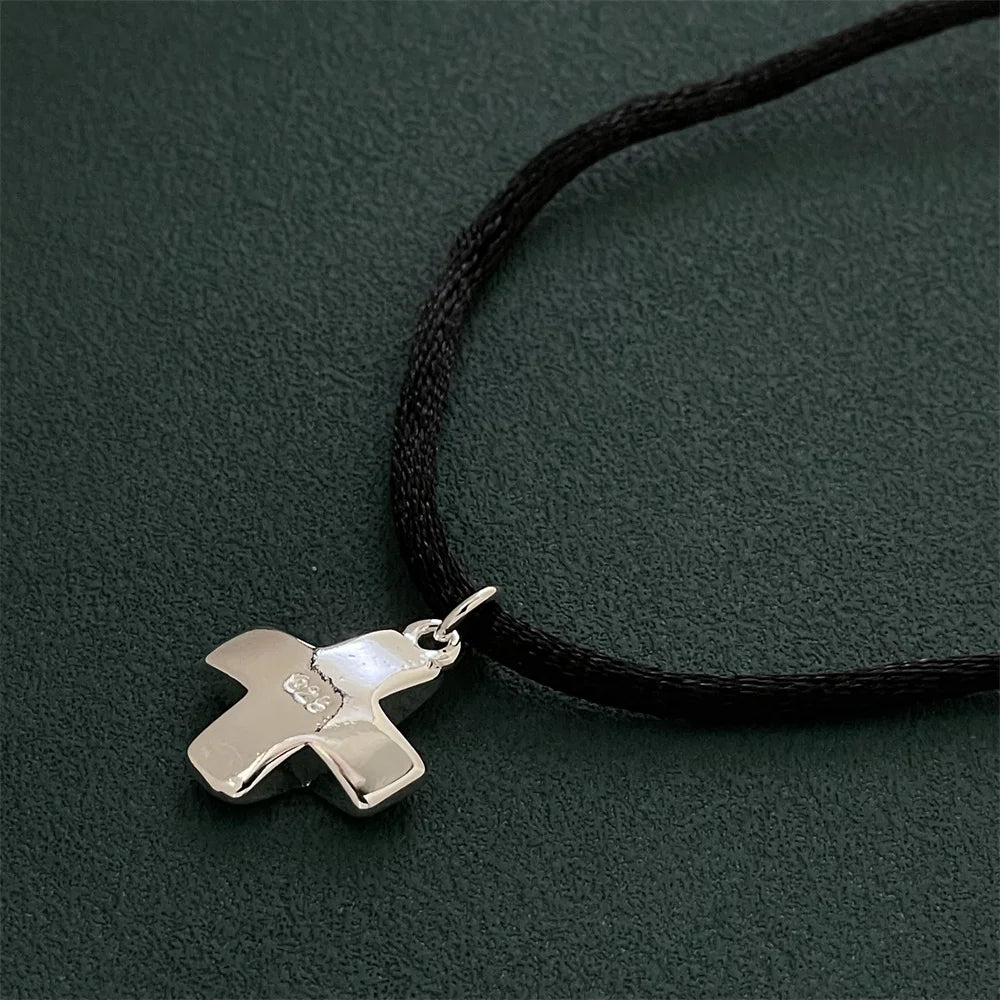 絶妙な925シルバージュエリー、黒いロープが付いた短いクロスペンダント、普段使いにもギフトにも最適
