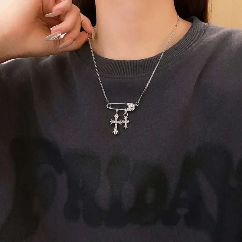 トレンディなクロスジルコンペーパークリップペンダントネックレス、女性と男性用、軽量で高級、万能な鎖骨ネックレス、ゴシッククロスネックレス