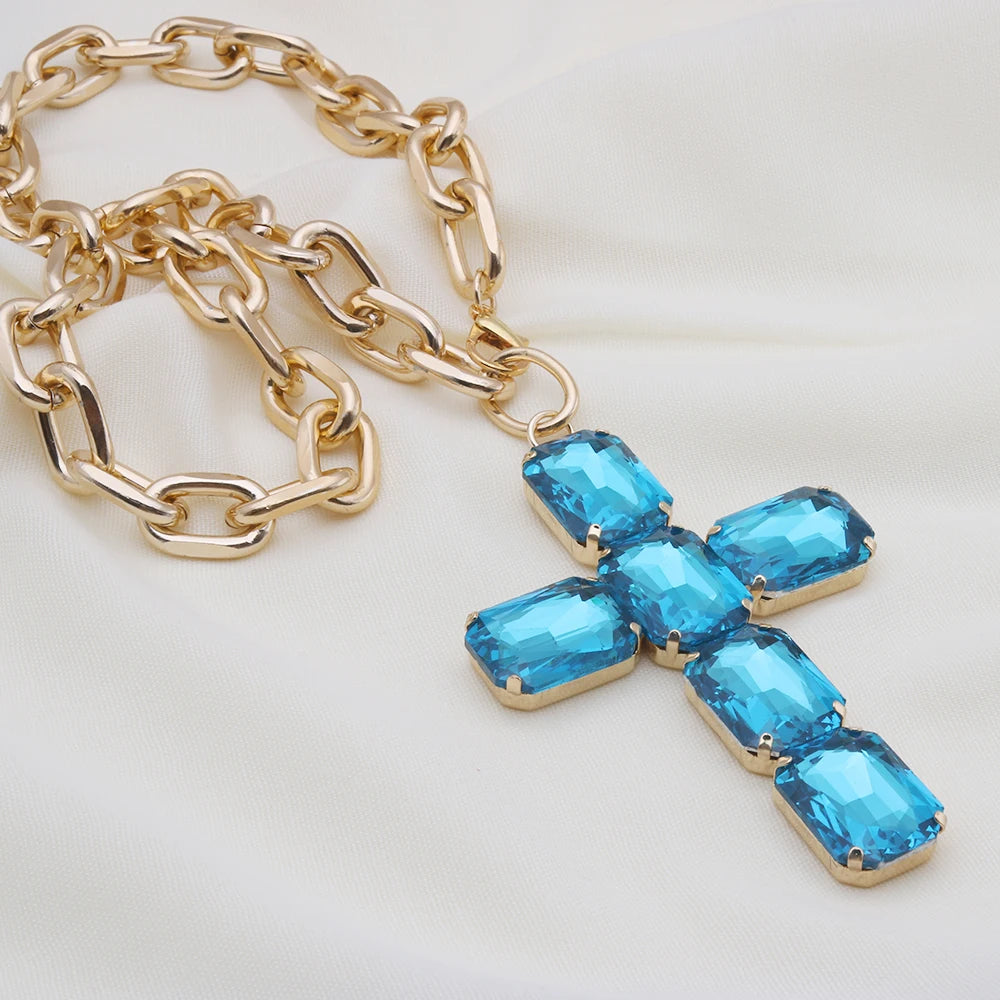 ファッショナブルで誇張された大きなガラスのクロスネックレスペンダント、豪華なクリスマスギフトジュエリー