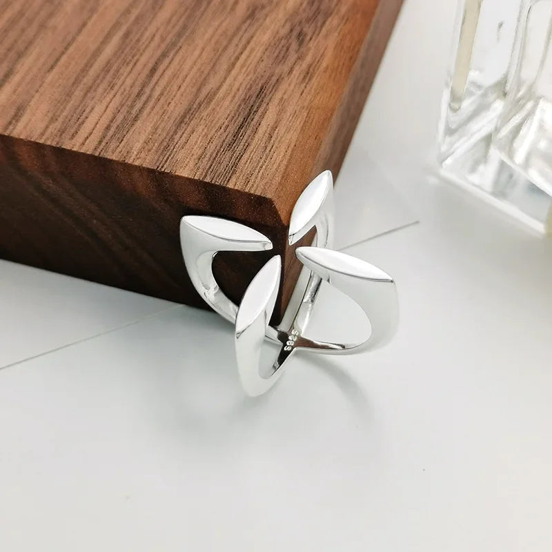 925スターリングシルバーのユニークな女性用リング。指に調節可能なヴィンテージクロスフラワーリング。パーティーや誕生日のギフトに。