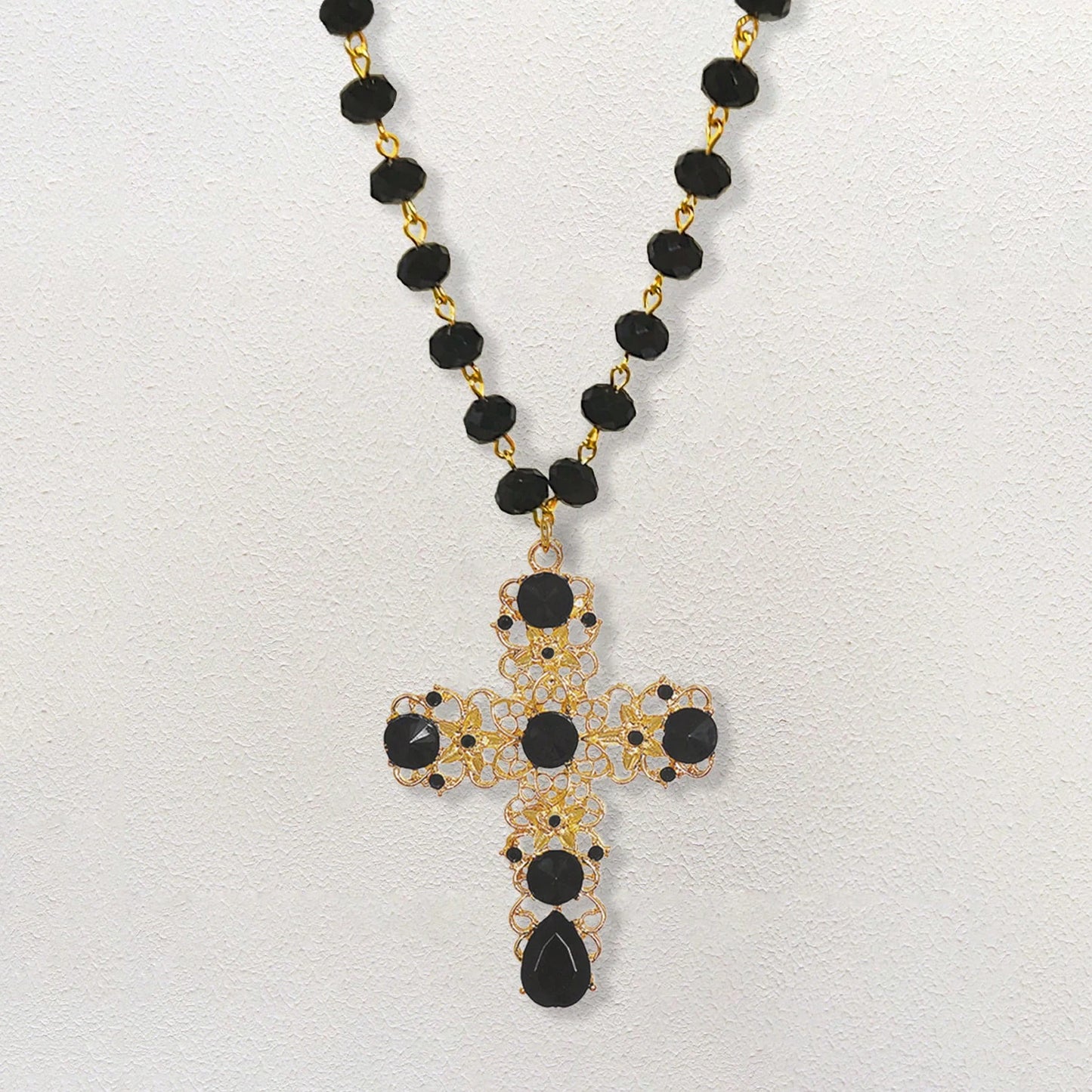 ゴシックな人工水晶の黒い十字架のネックレスペンダント、女性用、バロックボヘミアンスタイル