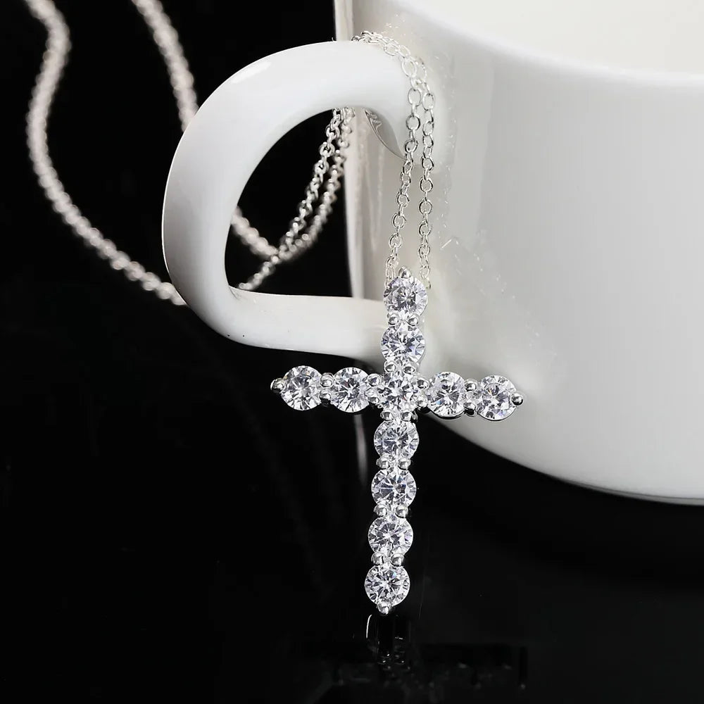 人気の925スターリングシルバーの高級クリスタルクロスペンダントネックレス。女性用ファッションウェディングパーティージュエリー。上質で美しいホリデーギフト。