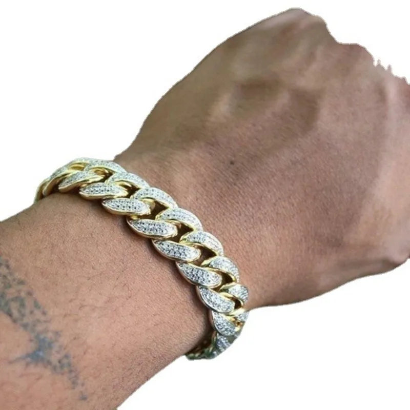 パンクスタイルの幾何学的なシルバーカラーのステンレススチールブレスレット。男性向けの個性的な光沢のあるフルジルコンバングル。ヒップホップロックジュエリー。