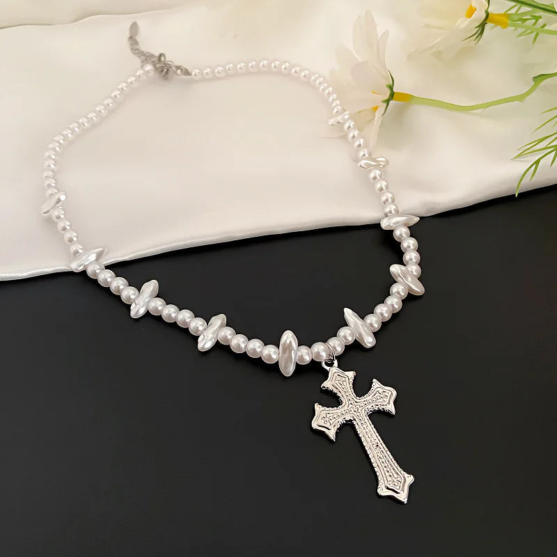 ヨーロッパとアメリカのエイリアンパールクロスネックレス、男女兼用、ヒップホップ、ニッチデザイン、鎖骨チェーン、多用途アクセサリー