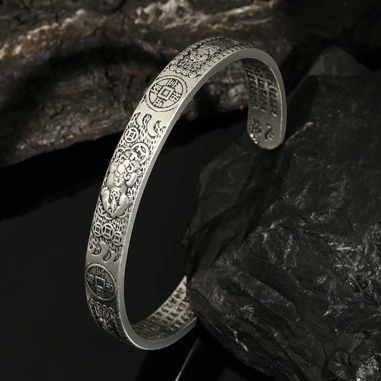 男性用プレミアムシルバーカラーバングル。エスニックスタイル。ヴィンテージでシンプルで存在感のあるオープニングジュエリー。