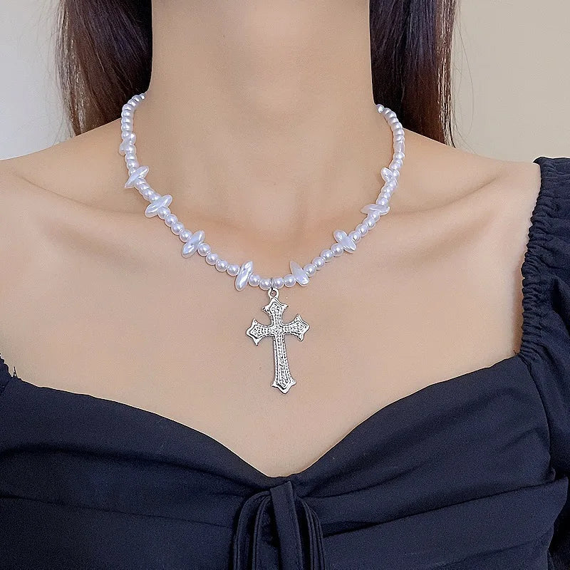 ヨーロッパとアメリカのエイリアンパールクロスネックレス、男女兼用、ヒップホップ、ニッチデザイン、鎖骨チェーン、多用途アクセサリー